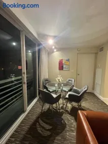 Luxury Waterfront Condo Hilton Hotel Amenities Beach Pool Jacuzzi Jetskis Gym - Image 3