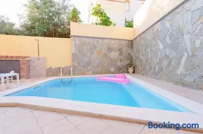 exclusive use swimming pool available from 1May to 30 October - Image 4