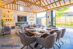 Honeybee Barn - Stunning 4-Bed Rural Paradise - Image 5