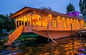The Martin's Houseboat - Image 5