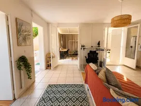 Family home with garden - Image 3