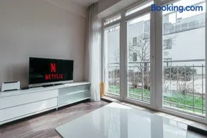 Modern Flat near City Center with Parking, Smart TV & Wi-Fi - Image 5