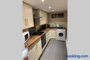 a COSY CLEAN GROUND FLOOR FLAT CLOSE TO TOWN CENTRE - Image 4