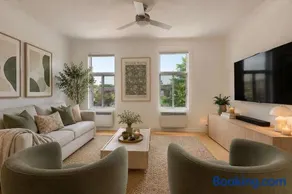 Spacious 2-Level Stay Private Terrace & Parking - Image 5