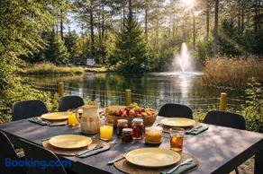 StayatSas Pippa, Luxe Boshuis met Grote Omheinde Tuin aan Vijver - Image 1
