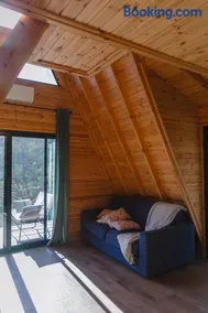 Spacious Mountain Retreat with BBQ Facilities - Image 4