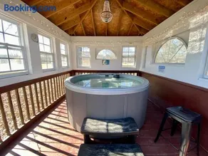 Private 1.35 Acre Estate Hot Tub, Pool Hall & Courts Sleeps 10 - Image 1