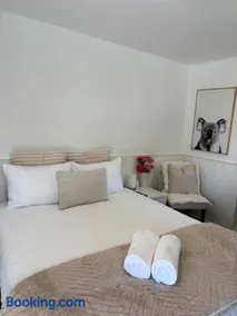 Lakeside Guest Suite Modern & Peaceful - Image 2