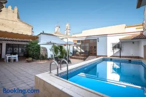 Casa Señorial La Iglesia en Gerena Sevilla Parking y Piscina - Image 1