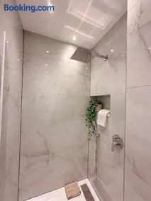 Groß & Modern - Dein Zuhause im Herzen Düsseldorfs - Image 2