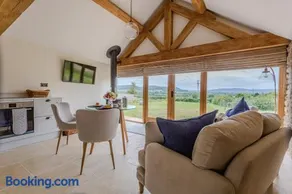 The Cart Shed - romantic hideaway with a view! - Image 1