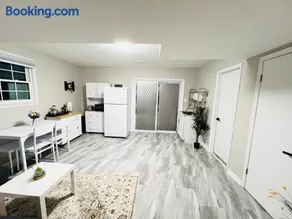 Oxon Hill Cosy Middle Unit 2 bedroom and 1bath near Gaylord - Image 4