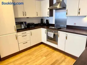 Charming 1BR Apartment In Heart of Cardiff Bay - Image 4