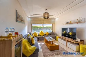 Spacious apartment with pool - Image 3