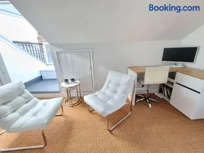 West Hill Retreat Seaview Balcony Loft Apartment & Free Offstreet Parking - Image 5