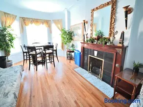 Stone Mansion Sleeps 10-20 Free TV & Parking - Image 4