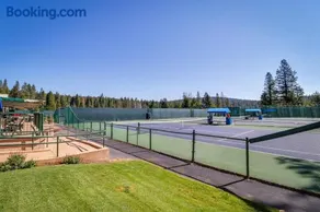 Spacious cabin with shared pools & hot tubs - near skiing hiking & biking - Image 3