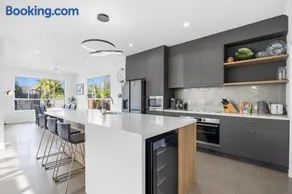 Poolside 2-Bed House in Coolum Beach - Image 5