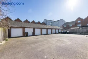 Cosy Retreat in Ashford city centre with Hot tub - Image 4