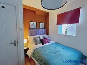 Darfield 4 Bedrooms Home 6 Beds 2 Showers Driveway Parking For Business Stays - Image 5