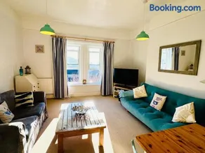 NEW Seabreeze Large Family Apt Sea Views Ventnor - Image 3