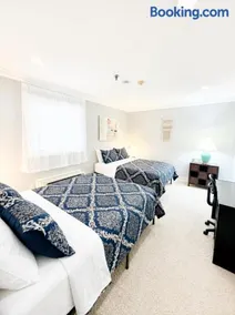 Perfect Gilford Stay Parking, Pool, WiFi & BBQ Incl - Image 5