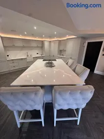 The Olive Tree Kent- Private Road All Ensuite Home - Image 4