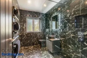 Blissfully Luxe Abode for Unforgettable Memories - Image 4