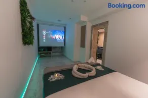 Cinéma Room avec Jacuzzi Privatif - Image 3