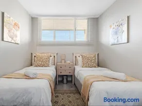 810 On Beach Strand - Image 3