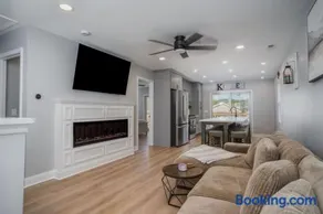 Harbor Clubhouse 3Bed 3.5Bath Modern Waterfront with Fireplace - Image 3