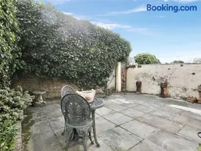 Crosby & Waterloo Beachside Stay - Image 3