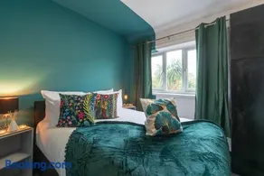 Private Parking Home Away From Home FrEsH 2 Bedroom Garden - Image 5