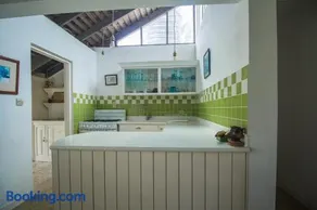 Island Breeze Beach Villa - Image 3