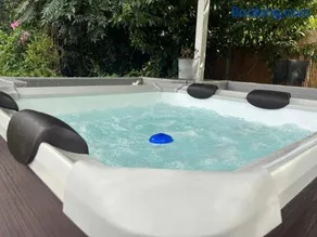 Large Boutique Pool House with Hot Tub, Knutsford - Image 2