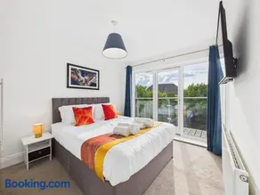 Saxon Home by Signature Stays - Pool & Gym Access - Parking - Image 2