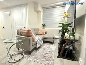 Modern 2BR Suite Private Entrance Parking New - Image 2