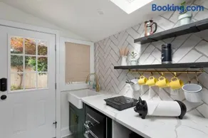The Cozy Yellow Cottage in Dilworth - Image 2