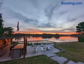 Luxury Beachfront Cottage w Hot tub, Sauna & Bar - Image 2