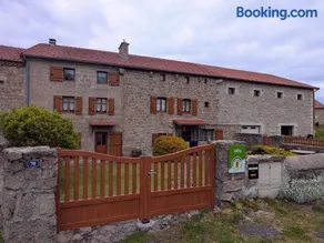 Gîte spacieux et rénové avec équipements modernes, terrasse et vaste jardin près de Gévaudan et Margeride - Image 1