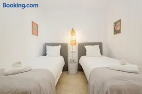 Modern and luxurious holiday home with sea views in Benahavís - Image 3