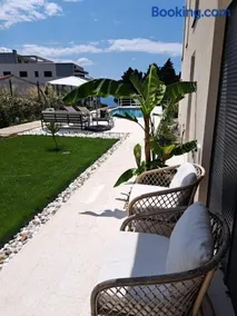 Apartment with private pool - Image 3