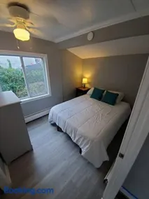 Beachy Bay Breeze Bungalow 2BR with parking and close to many amenities. - Image 4