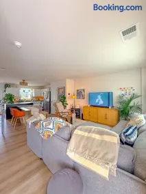 Boho Chic and Airy Retreat- Close to Beach & Park - Image 4