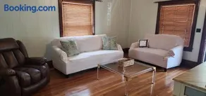 Small-town bungalow downtown - Image 1