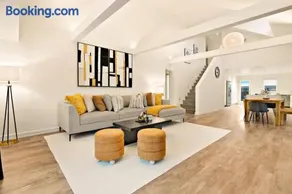 Modern 2-Bedroom & Den Near the Falls Parking Included Sleeps 6 - Image 4