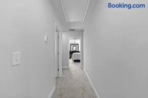 Luxury 2 bedrooms, 2.5 baths - Image 3