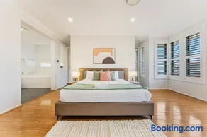 Coastal Retreat Spacious 5BR Haven in Maroubra - Image 3