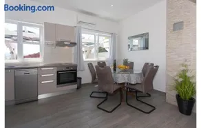 Three-Bedroom Holiday Home In Suhi Potok - Image 5