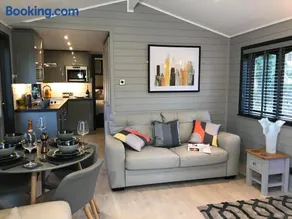 L11 - The Harlech Lodge with Hot Tub - Image 3
